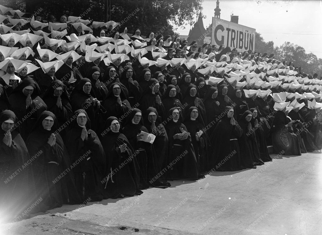 Vallás - Apácák a 34. Eucharisztikus Világkongresszus Hősök téri zárómiséjén