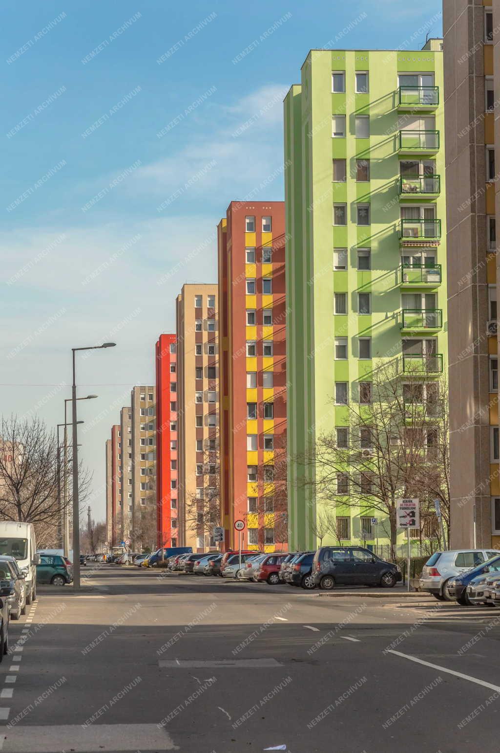 Épület - Budapest - Felújított panelházak