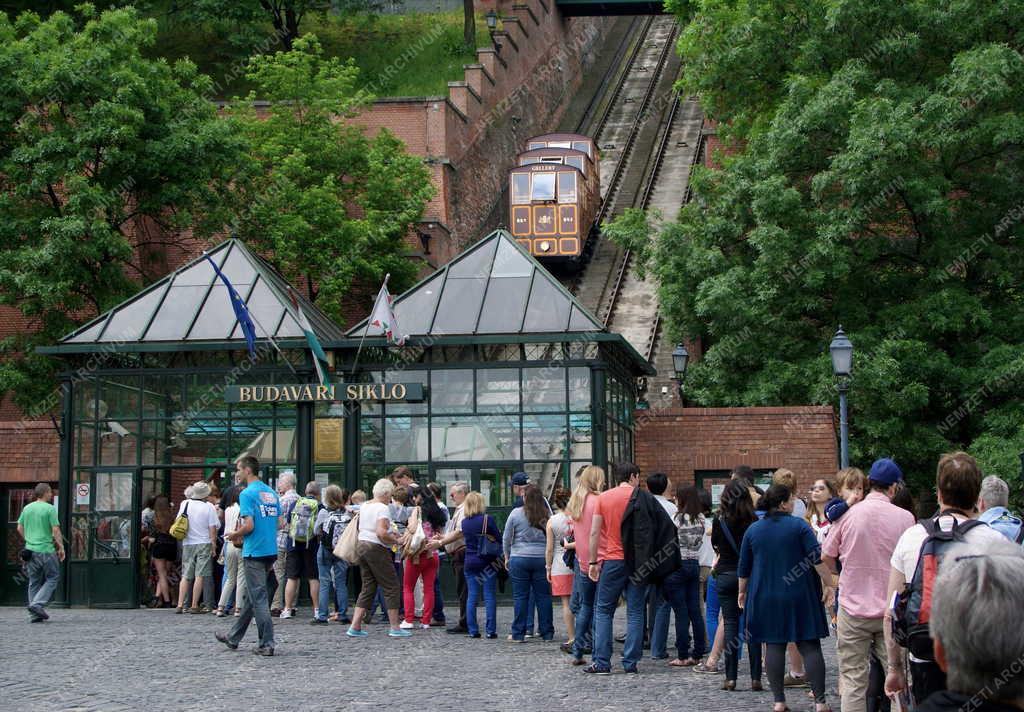 Idegenforgalom - Budapest - Turisták a Budavári Siklónál