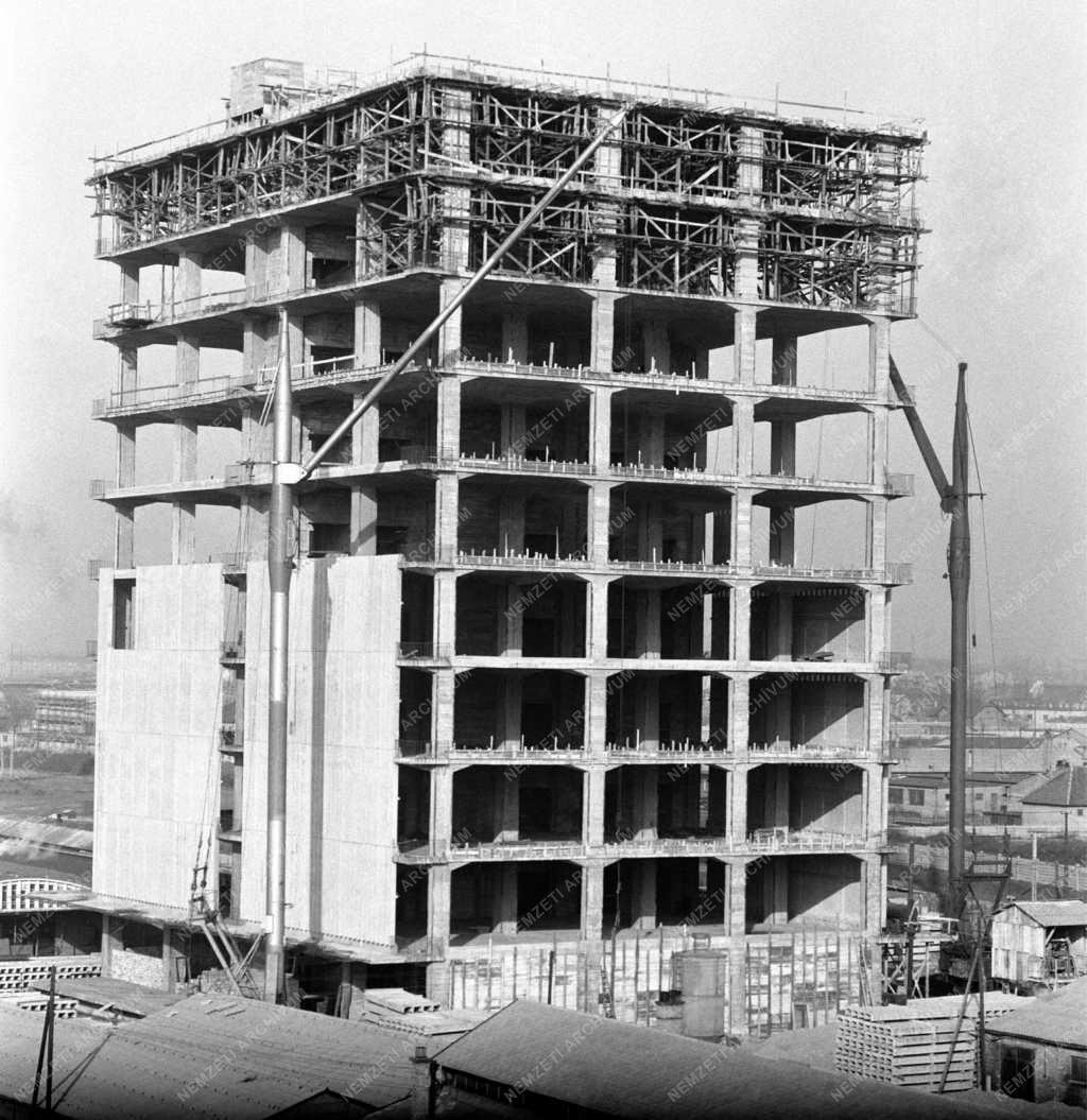 Ipar - Toronyraktárház épül a fővárosi Gubacsi úton