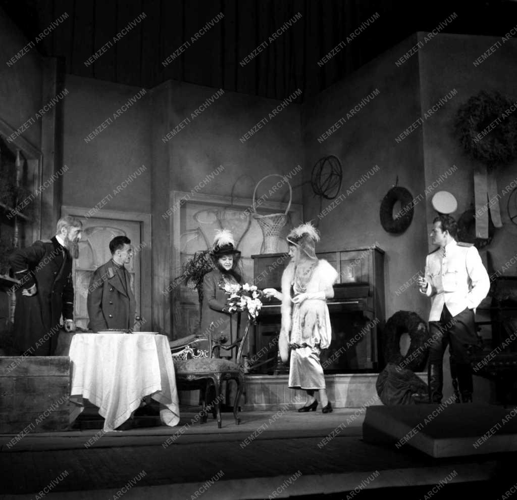 Páncélvonat - bemutató az Ifjúsági Színházban