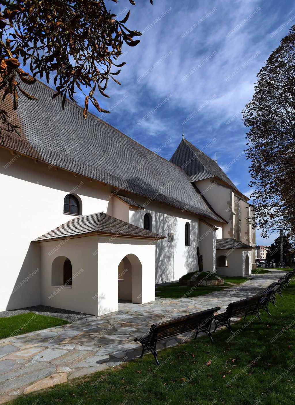 Egyház - Románia - Felújították a bánffyhunyadi református templomot