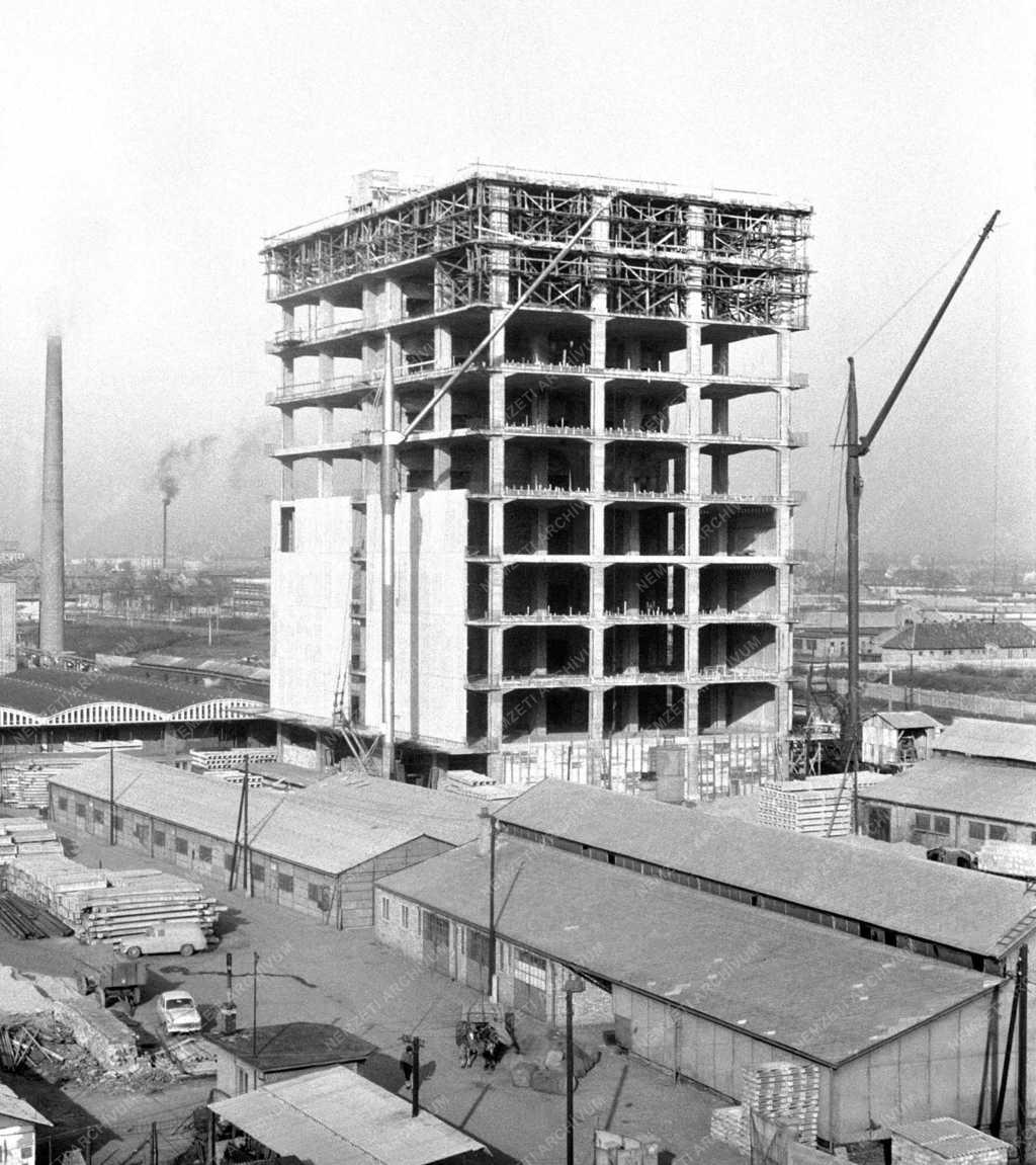 Ipar - Építőipar - Toronyraktárház épül a Gubacsi úton