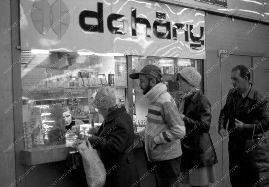 Kereskedelem - Dohánybolt a Batthyány téren