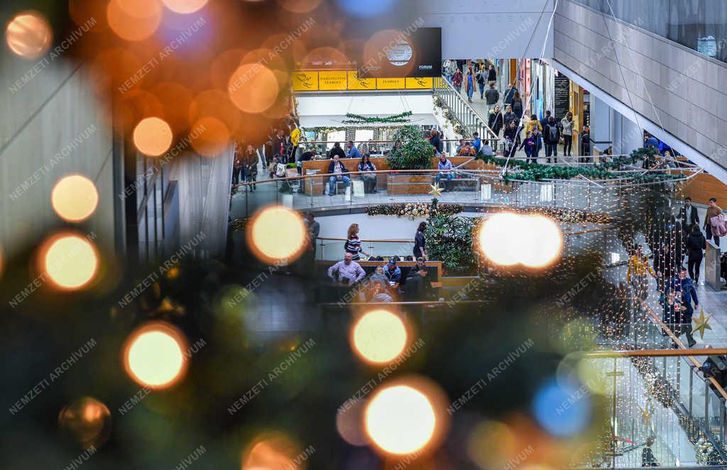 Kereskedelem - Debrecen - Karácsonyi vásár a  Fórum bevásárló központban 