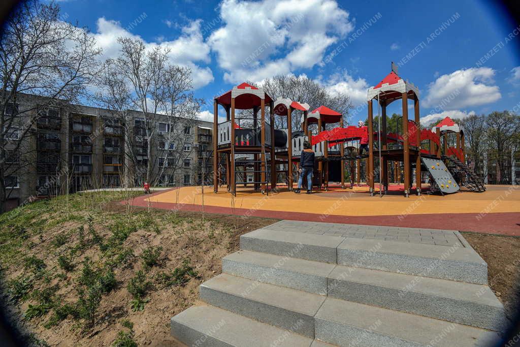 Szabadidő - Játszótér a debreceni Újkerti lakótelepen