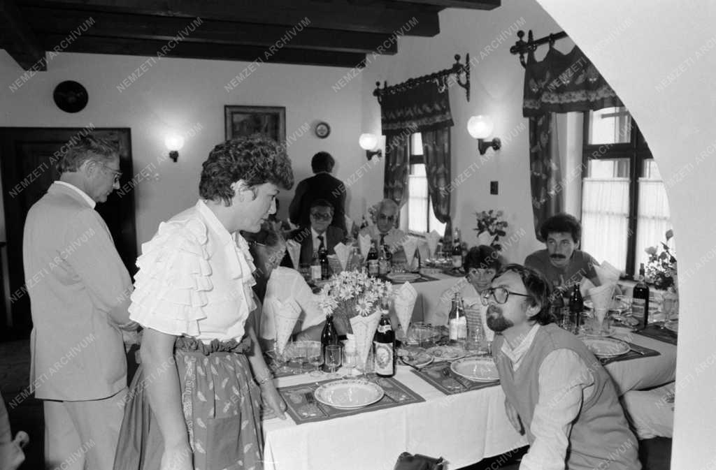 Vendéglátás - Megnyílt a Kadarcsi csárda