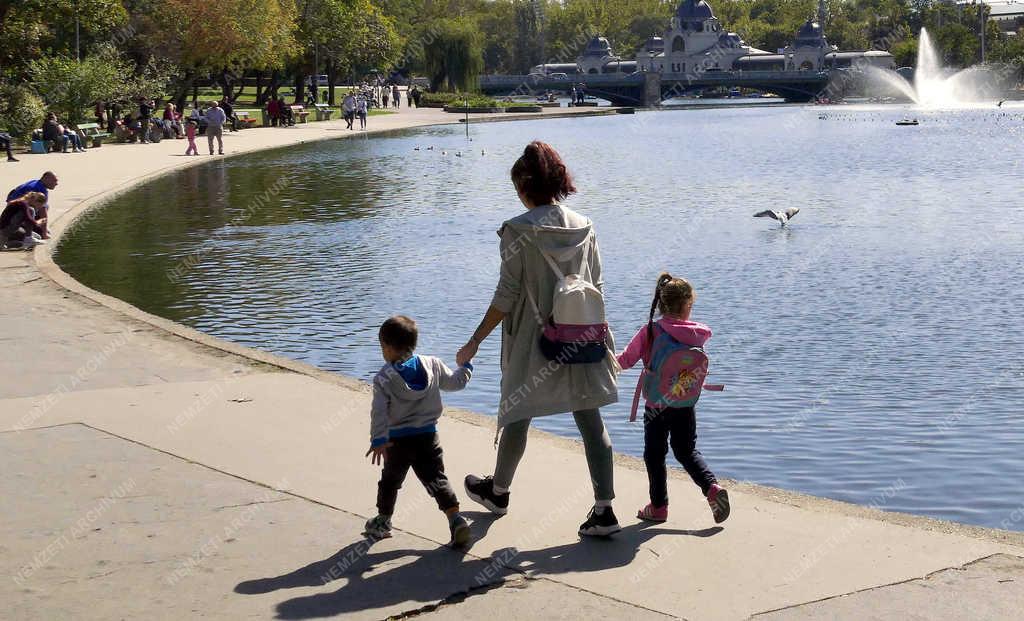 Életkép - Budapest - Sétálók a Városligeti-tó partján