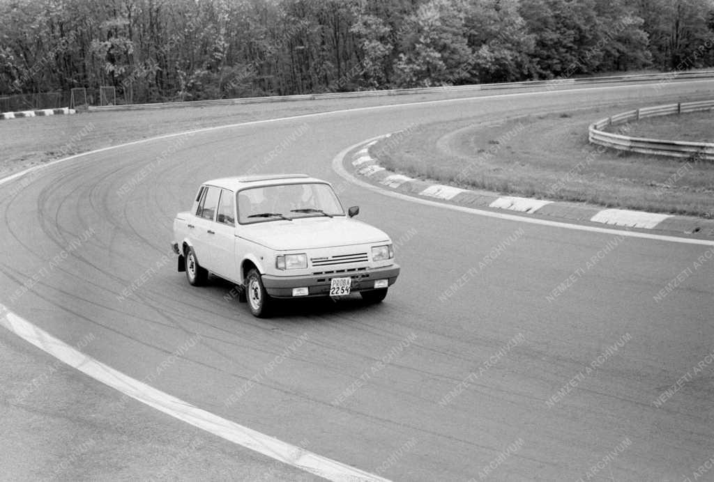 Gazdaság - Közlekedés - Új Wartburg a Hungaroringen