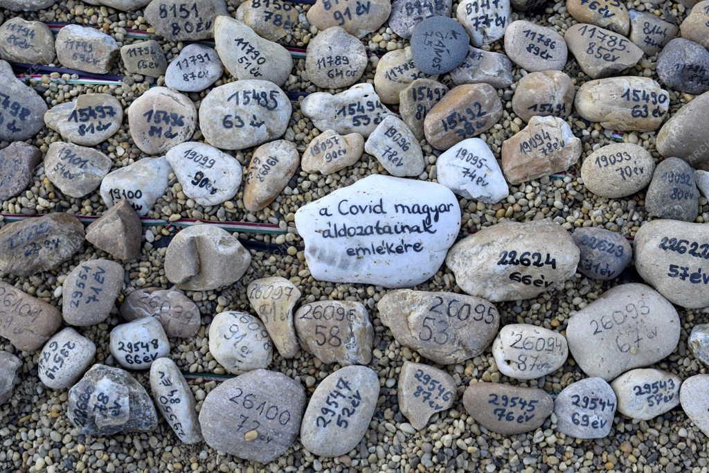 Kegyelet – Covid-emlékkövek a Margitszigeten