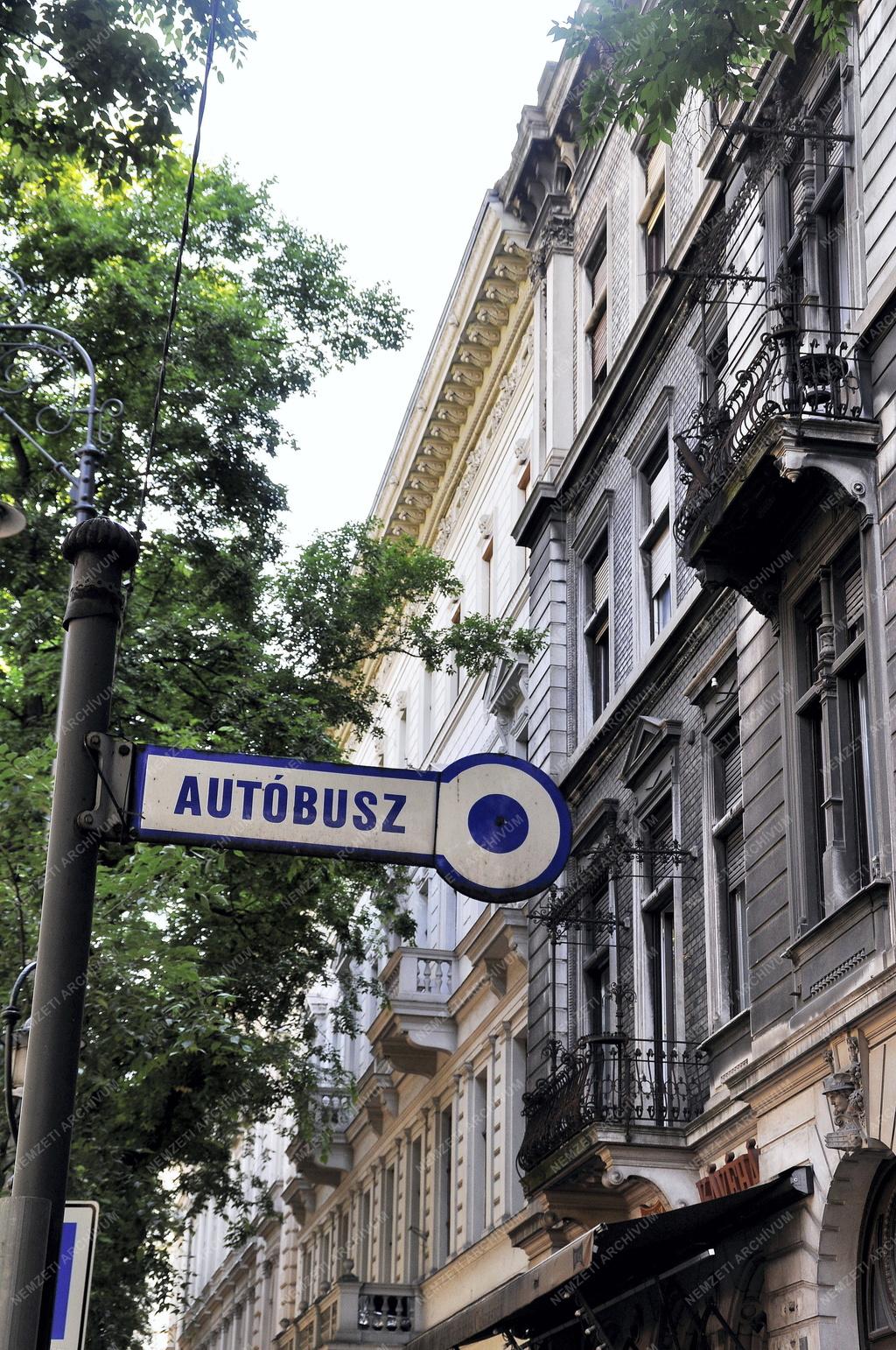 Közlekedés - Budapest - Régi szemafor jellegű autóbuszmegálló jelzés