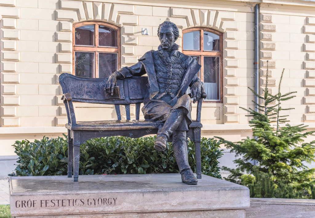 Műalkotás - Keszthely - Gróf Festetics György szobra