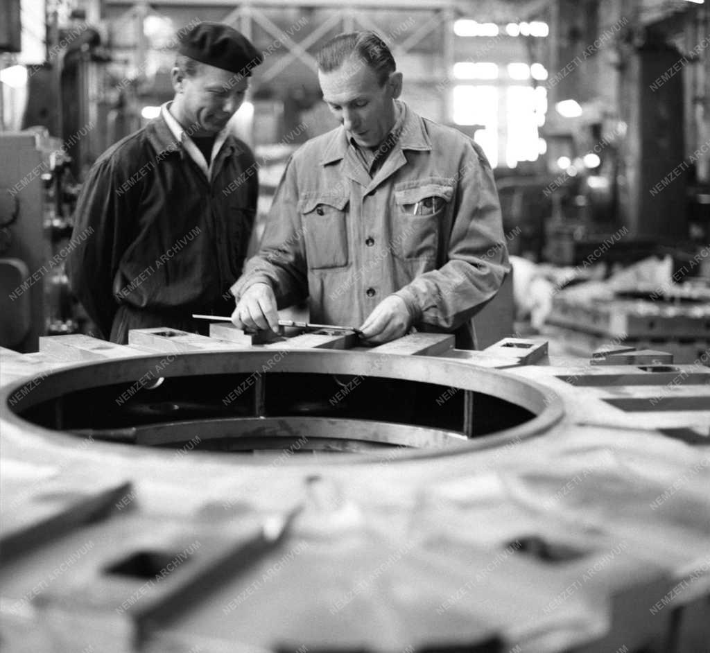 Ipar - Életkép - Guba Jenő 30 éve dolgozik a Láng Gépgyárban