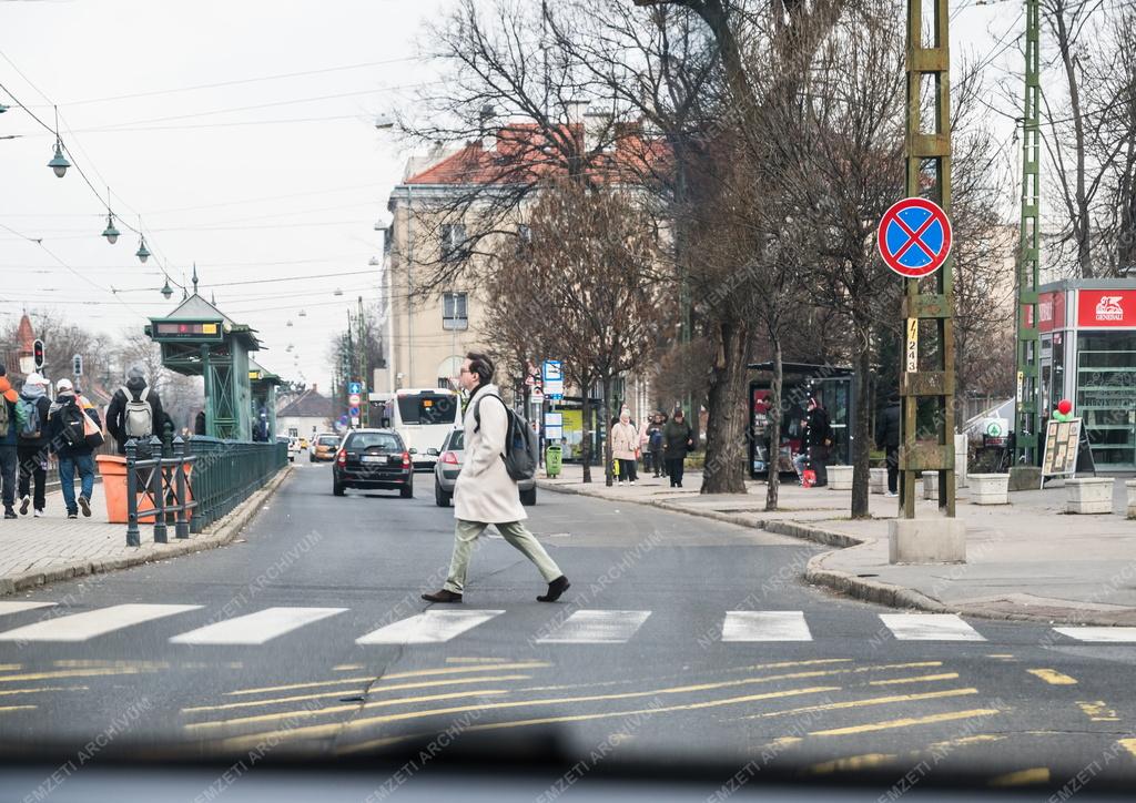 Közlekedés - Budapest - Gyalogosátkelő