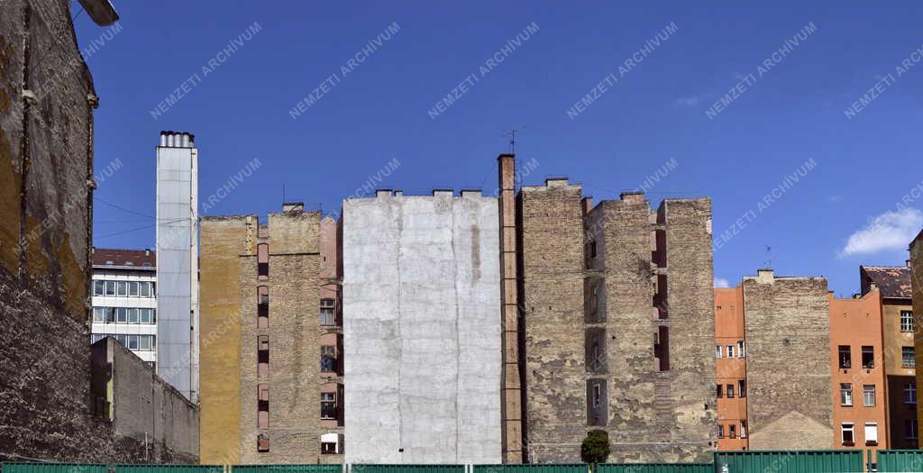 Épület - Budapest - Tűzfalak a Liliom utcában