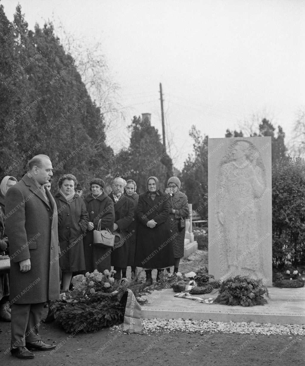 Kultúra - Székely Mihály operaénekes síremlékének leleplezése