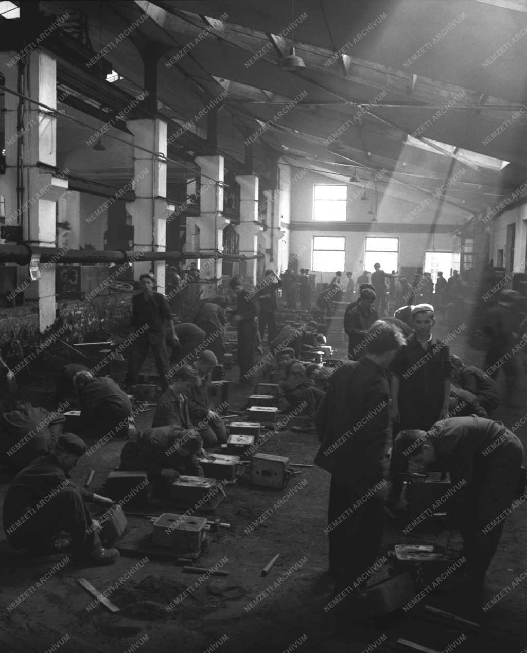 Oktatás - Iparitanuló-iskola Vácott