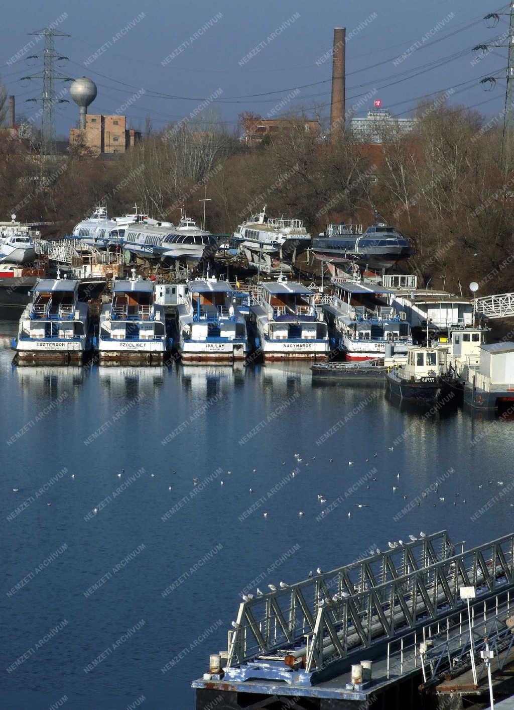 Közlekedés - Budapest - Hajók téli kikötőben