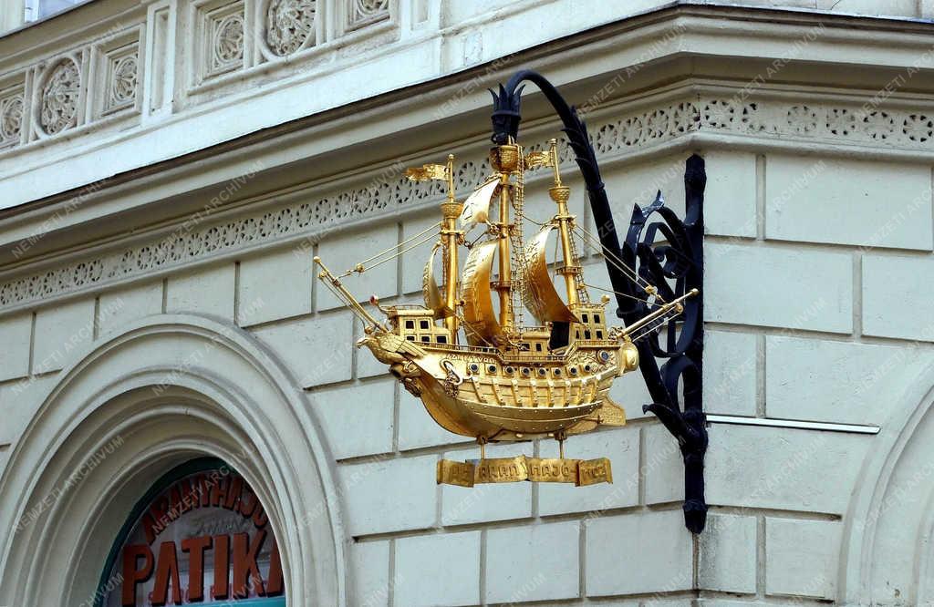 Városkép - Győr - Aranyhajó cégér