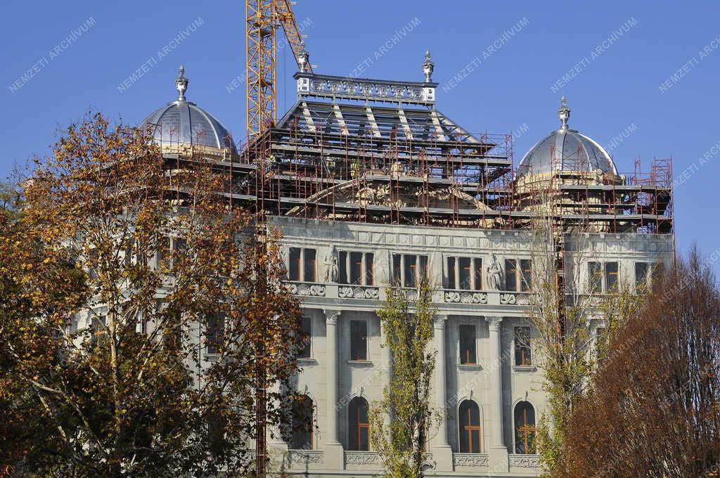 Műemlékvédelem - Budapest - Megújul az Adria -palota