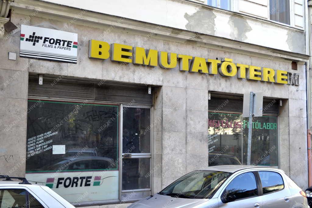 Épület - Budapest - A FORTE bezárt bemutatóterme