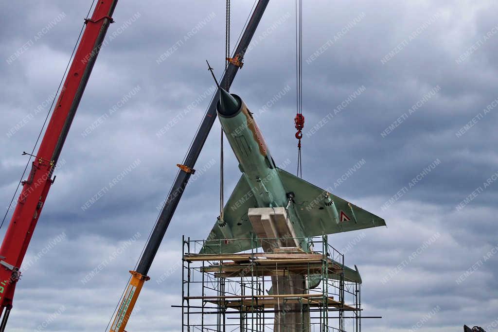 Városkép - Pápa - MiG-21-est állítottak ki egy körforgalomban