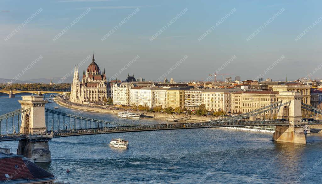 Városkép - Budapest - Az Országház épülete a Lánchíddal
