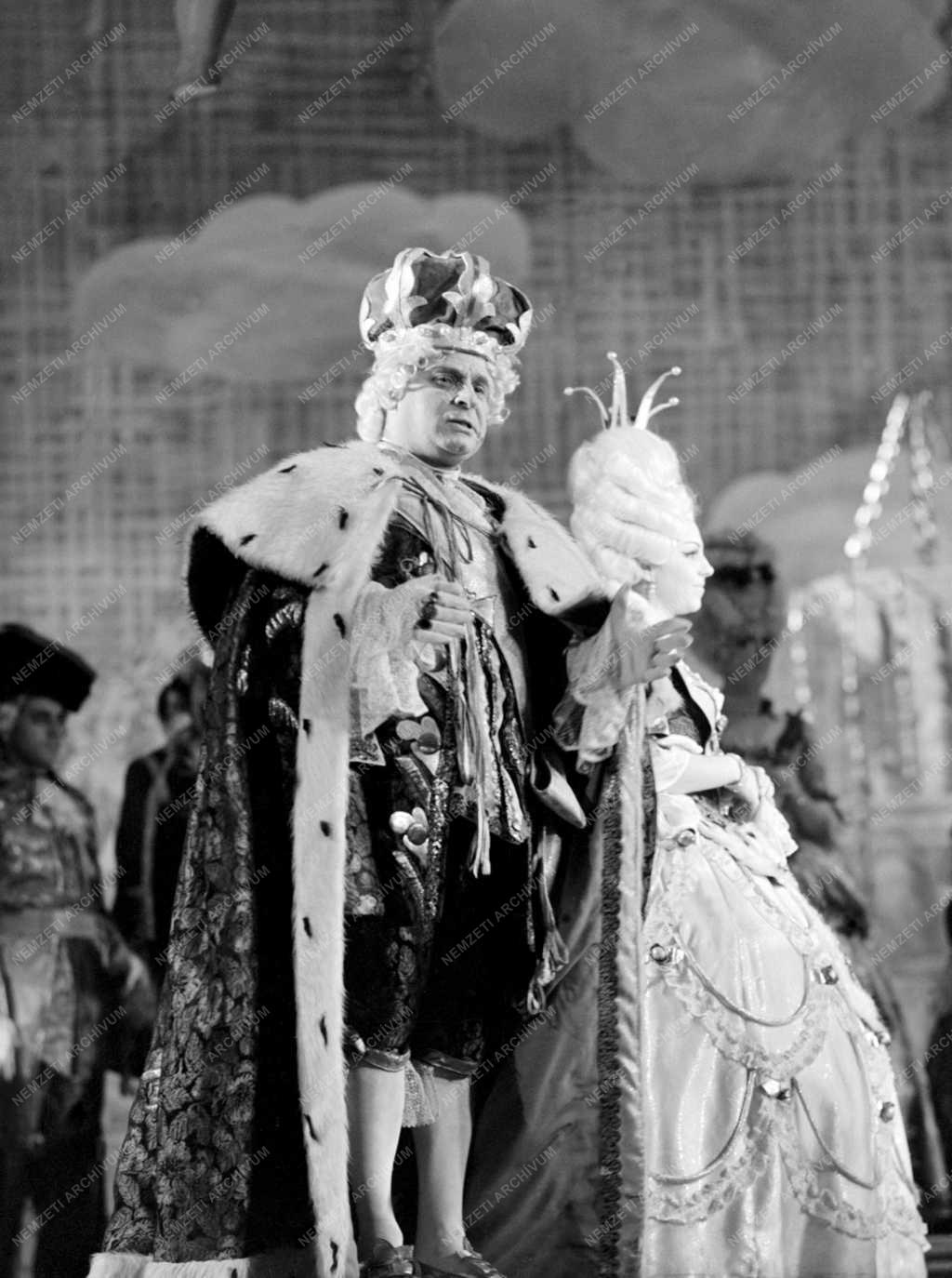 A Magyar Állami Operaház Erkel Színháza felújította Kacsóh Pongrác: „János vitéz” c. daljátékát. Rendező: Makai Péter. 1-126: első szereposztás, 129-196: második szereposztás