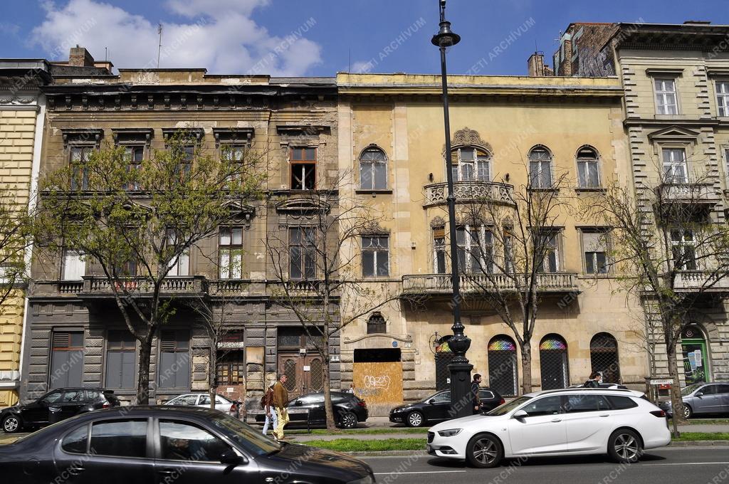 Településfejlesztés - Budapest - Felújításra váró épület az Andrássy úton