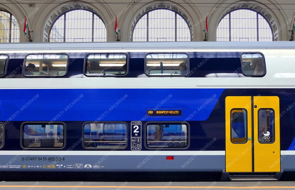Közlekedés - Budapest - Kétszintes vonat a Keleti pályaudvaron