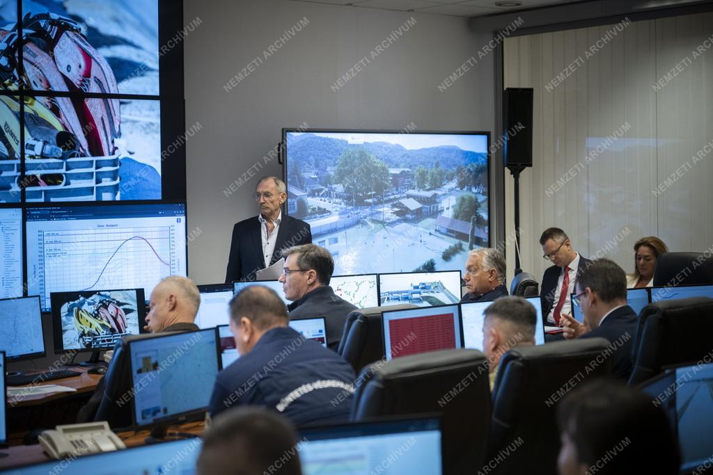 Árvíz - Orbán Viktor a Nemzeti Veszélyhelyzet-kezelési Központban
