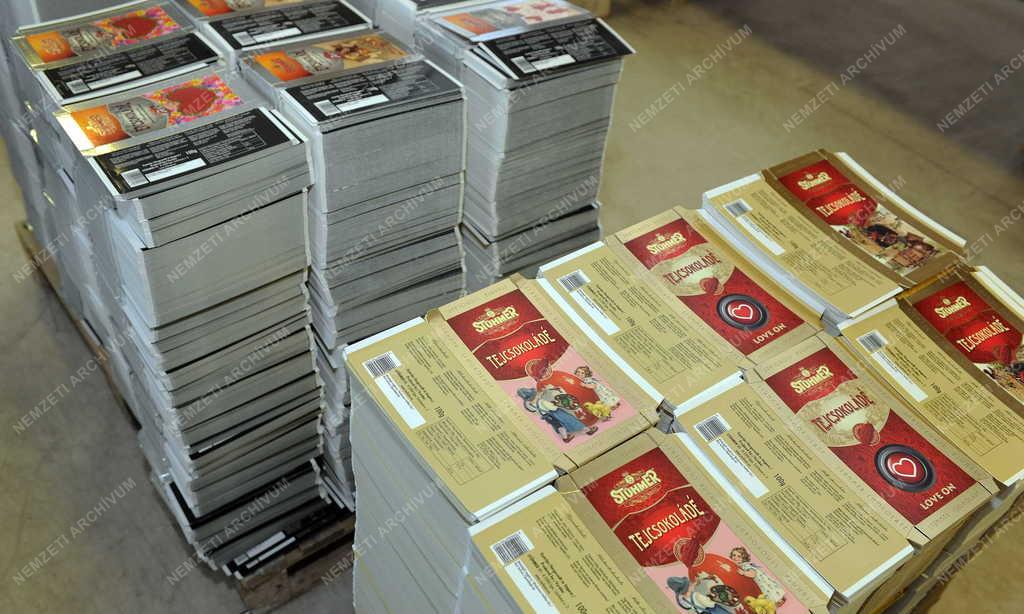 Tárgy - Csokoládés dobozok a raklapon