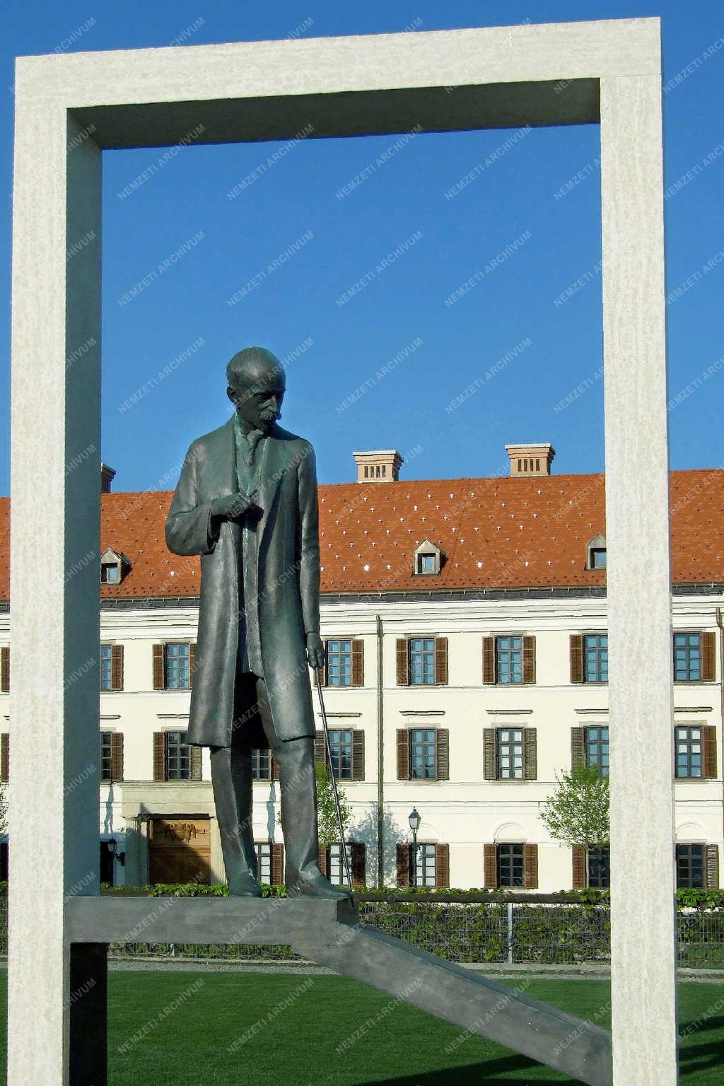 Köztéri szobor - Budapest - Gróf Bethlen Istvén szobra a Várban