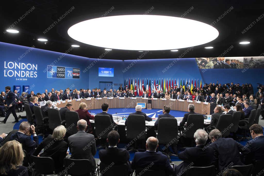 Orbán Viktor a londoni NATO-csúcson