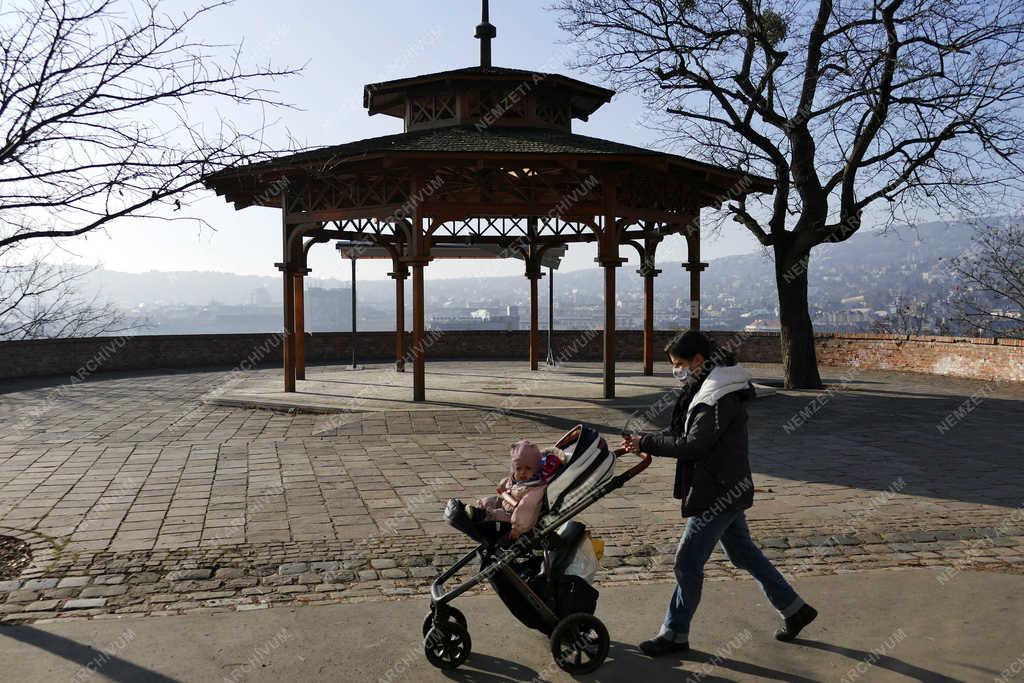 Életkép - Budapest - Édesanya levegőzteti gyermekét