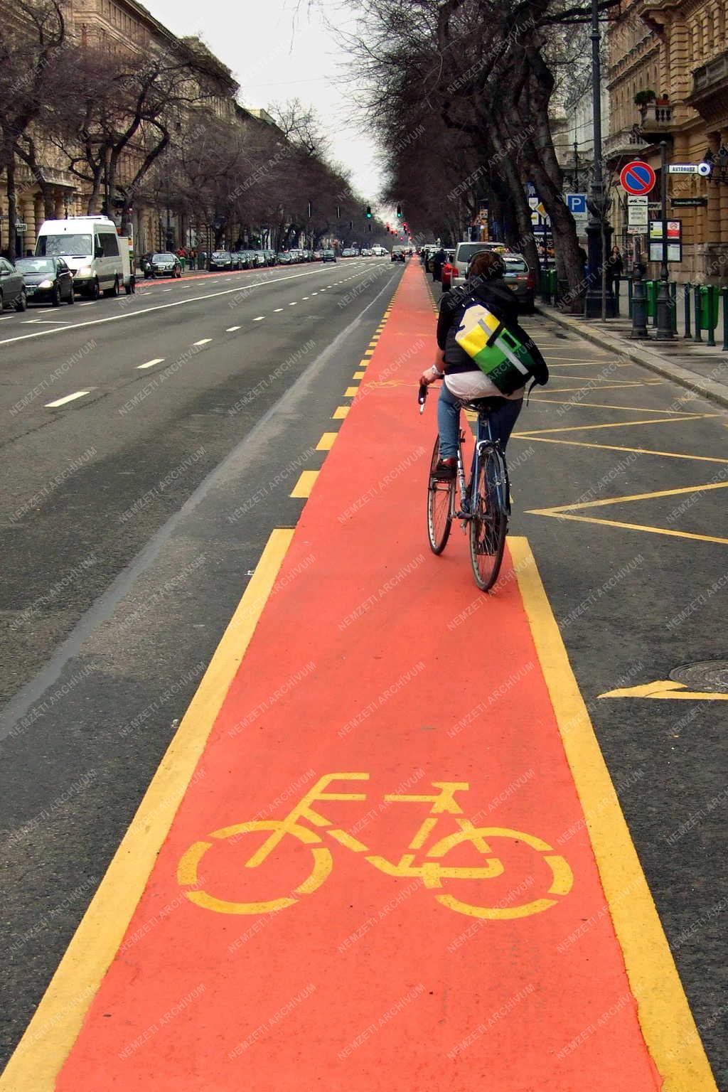 Közlekedés - Kerékpárral az Andrássy úton