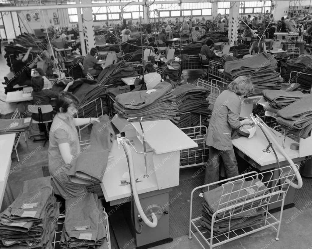 Ipar - Könnyűipar - Készülnek a Levi's farmernadrágok