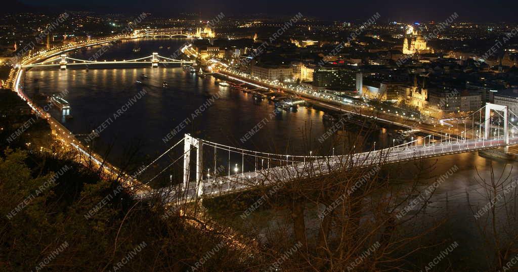 Táj, város - Budapest - Kivilágított Duna-hidak
