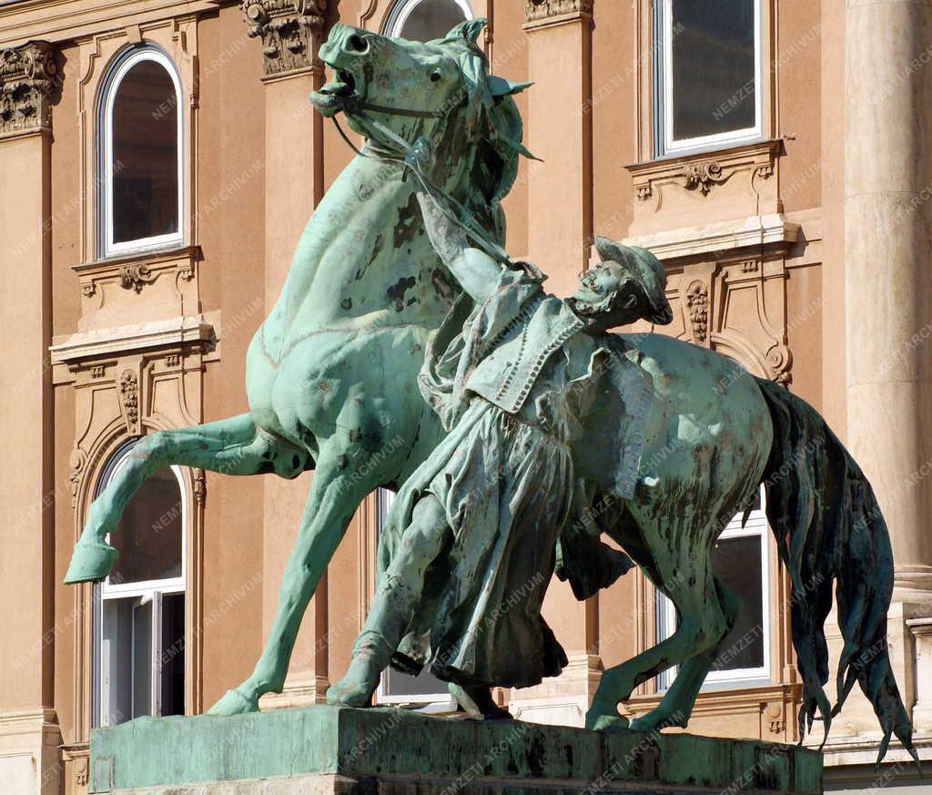 Budapest - Vár - Köztéri szobor