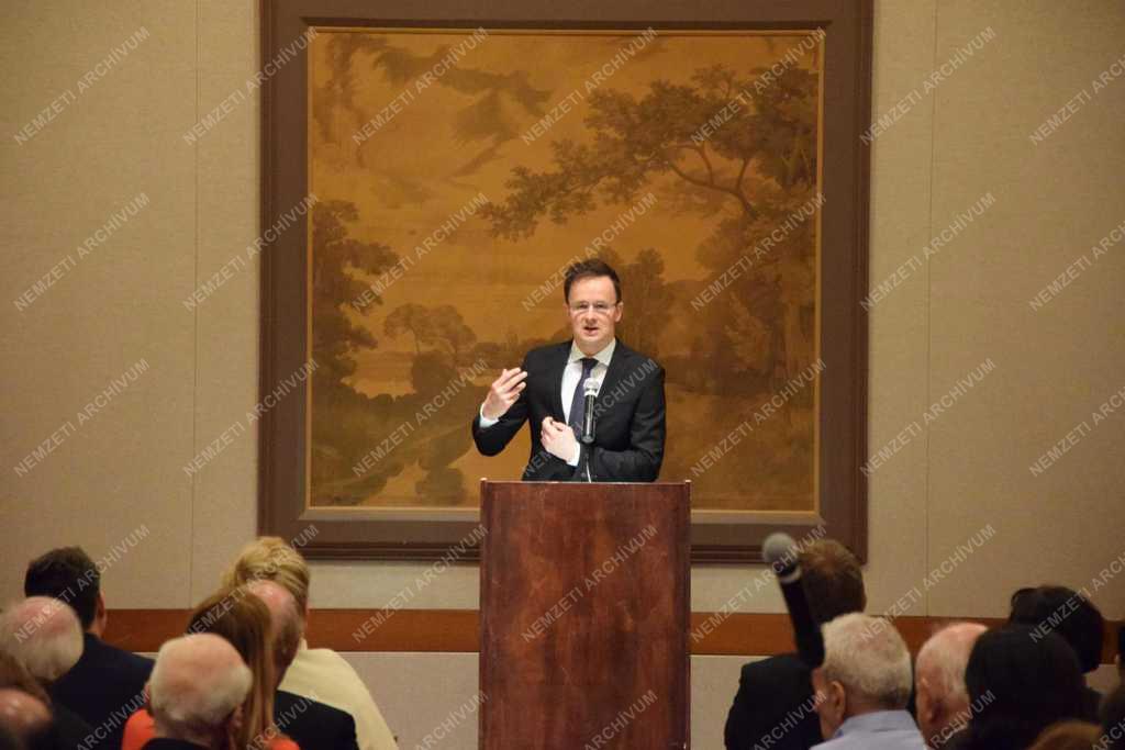 Szijjártó Péter előadása a New York-i Harvard Klubban 