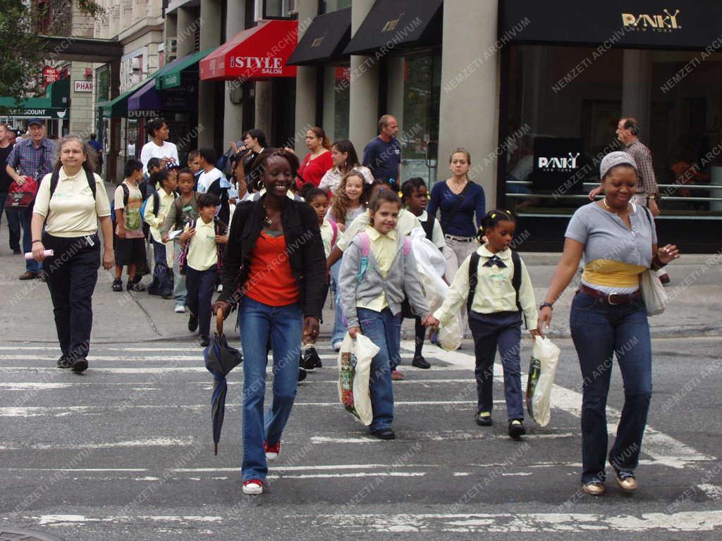 New York - Iskolás gyerekek a Broadway-n