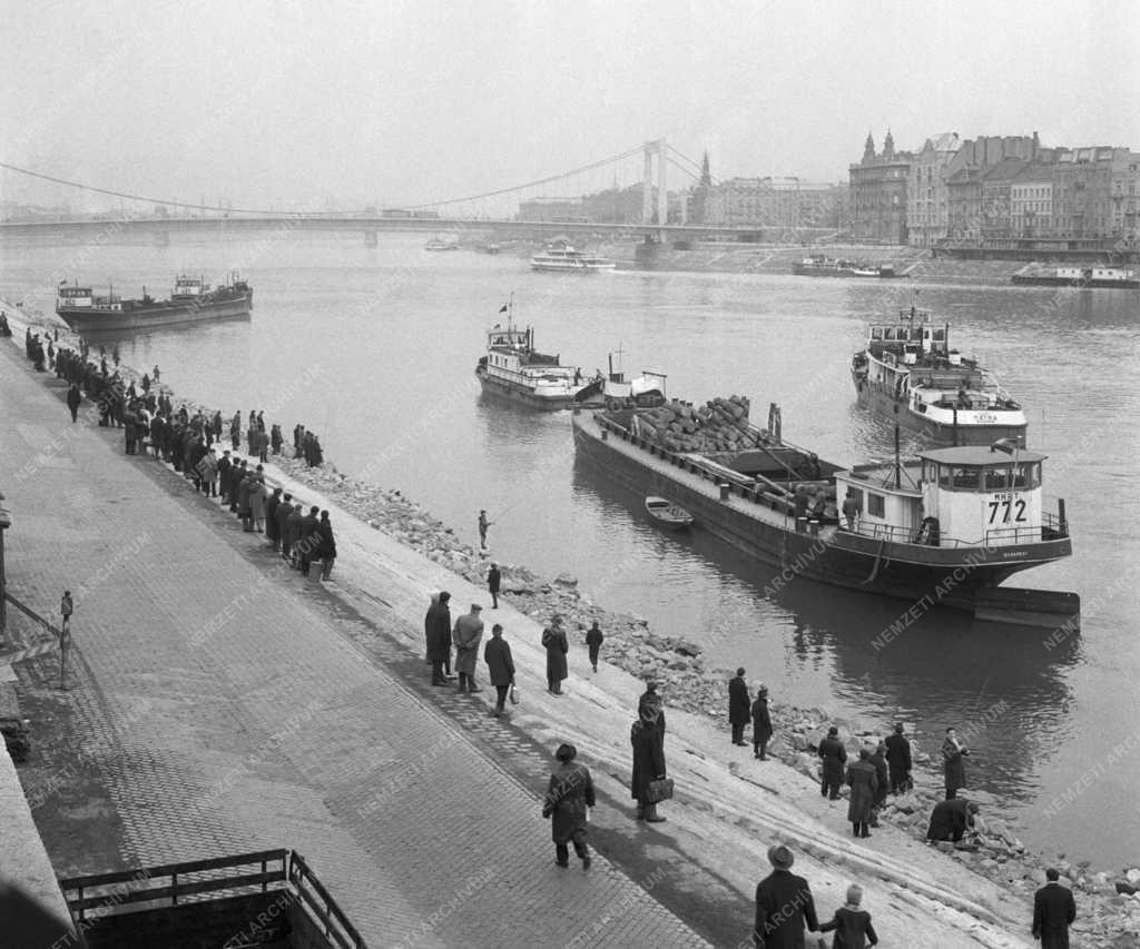 Közlekedés - Baleset - Zátonyra futott egy uszály Budapesten