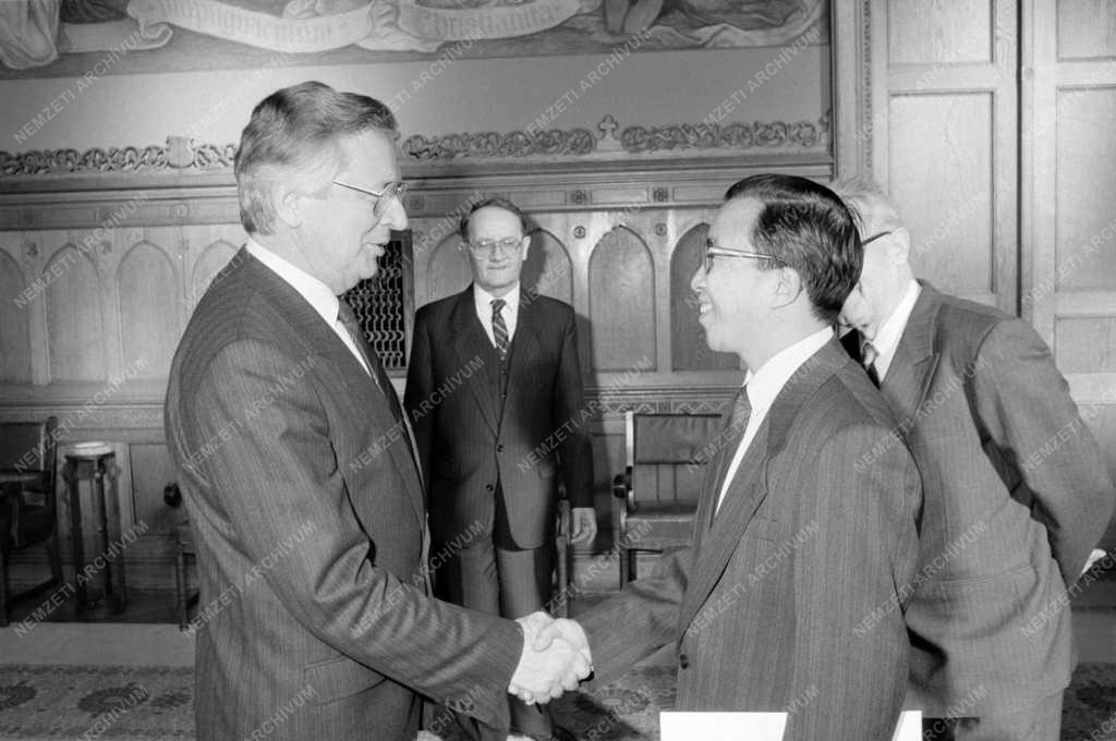 Diplomácia - Átadta megbízólevelét a kínai nagykövet