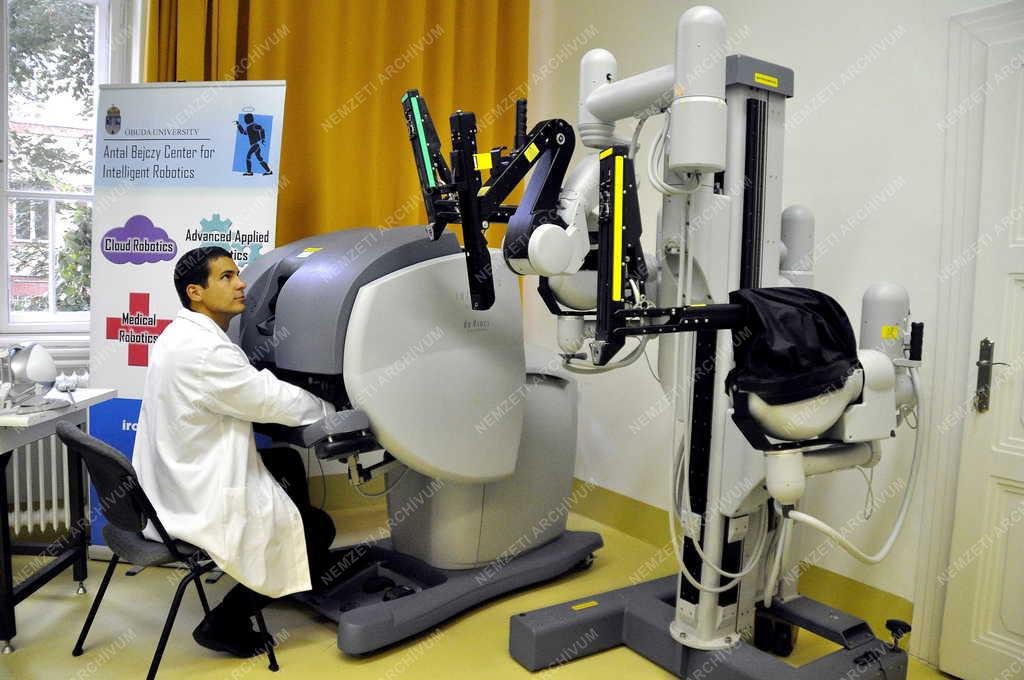 Oktatás - Budapest - Sebészrobot az Óbudai Egyetemen