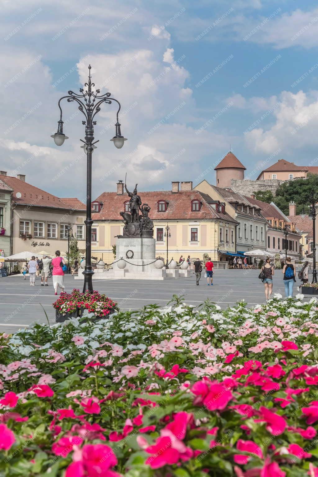 Turisták az egri Dobó téren