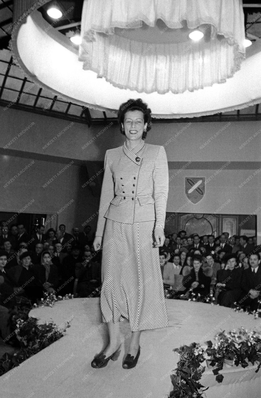 Divat - Tavaszi divatbemutató 1949-ben
