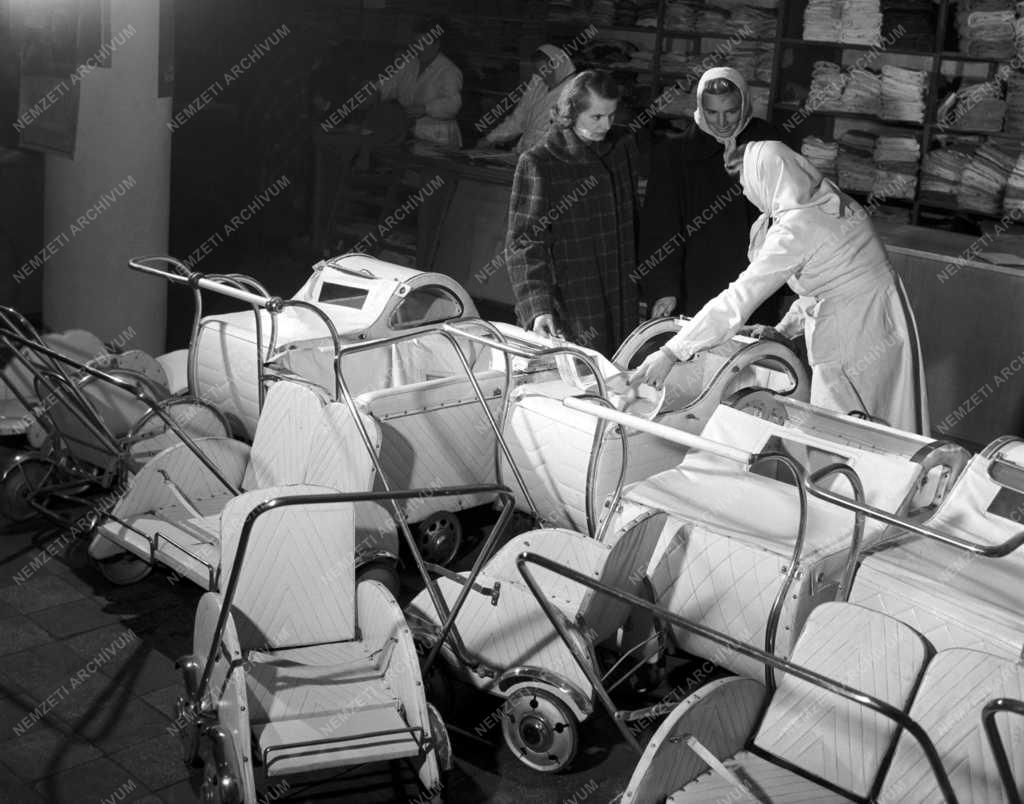 Kereskedelem - Új Ikarus gyermekkocsik a karácsonyi vásáron