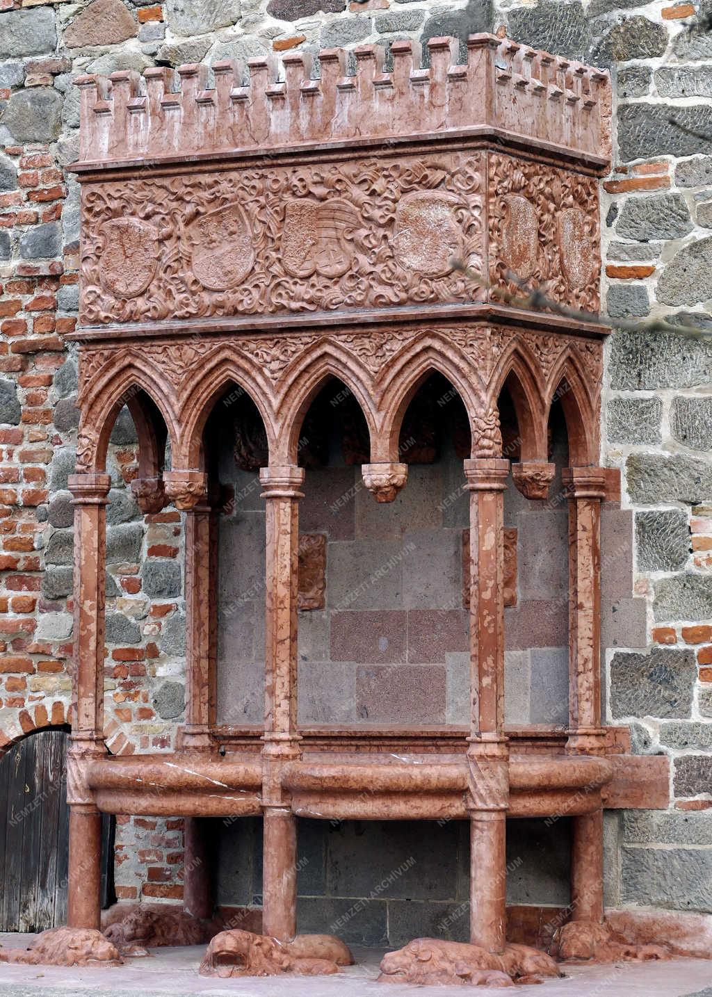 Történelmi emlék - Visegrád - Oroszlános kút a királyi palotában