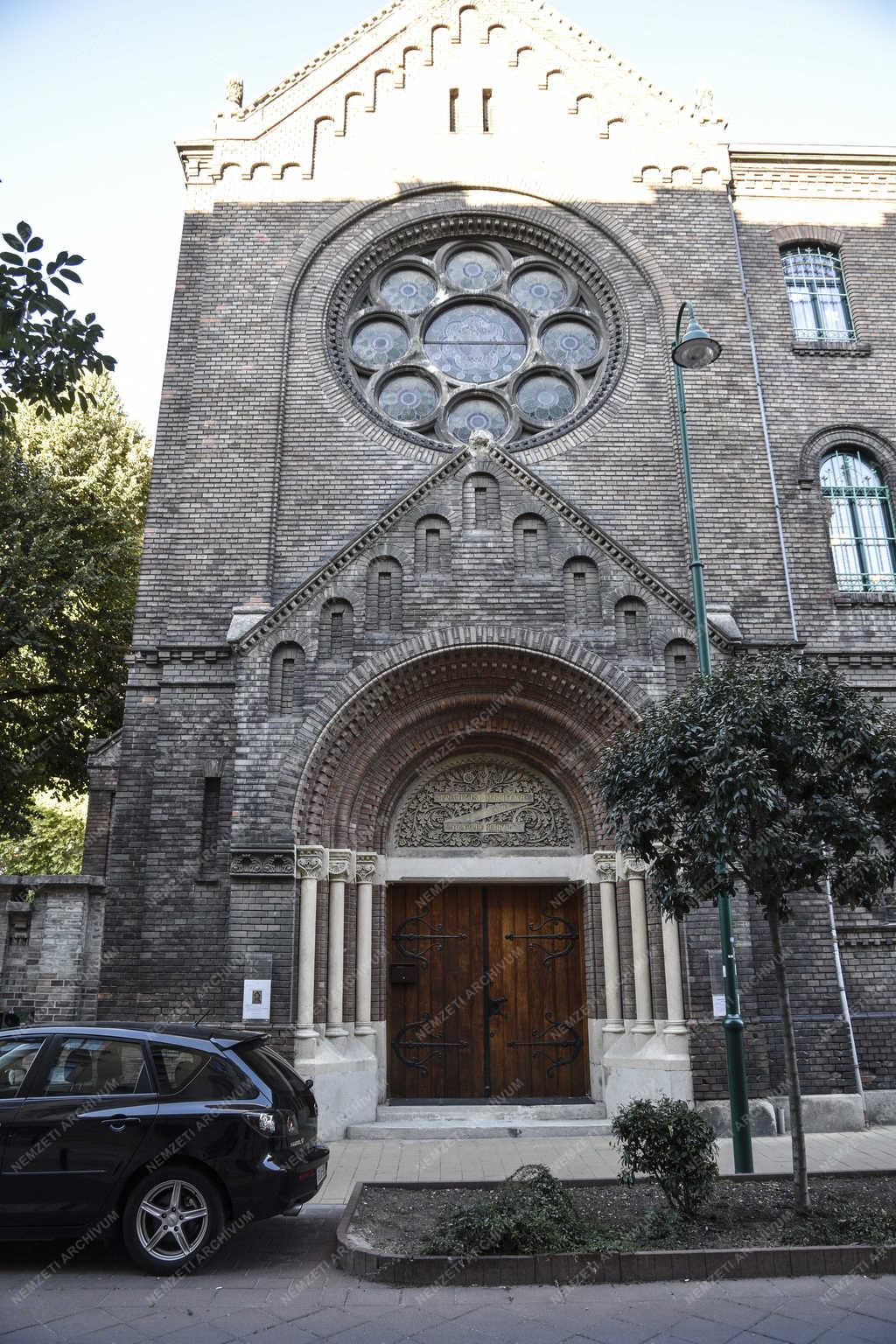 Egyházi épület - Budapest - Budapesti Kaniziusz Szent Péter templom