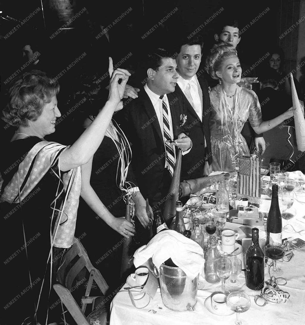 Városkép-életkép - Amerikai diplomaták szilvesztereznek